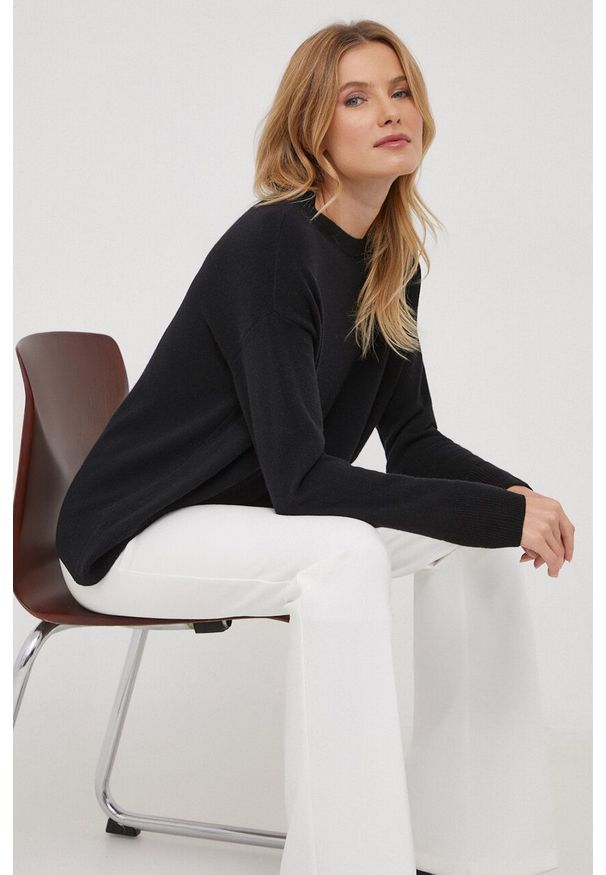 Sisley sweter wełniany damski kolor czarny lekki. Kolor: czarny. Materiał: wełna. Wzór: gładki. Styl: klasyczny