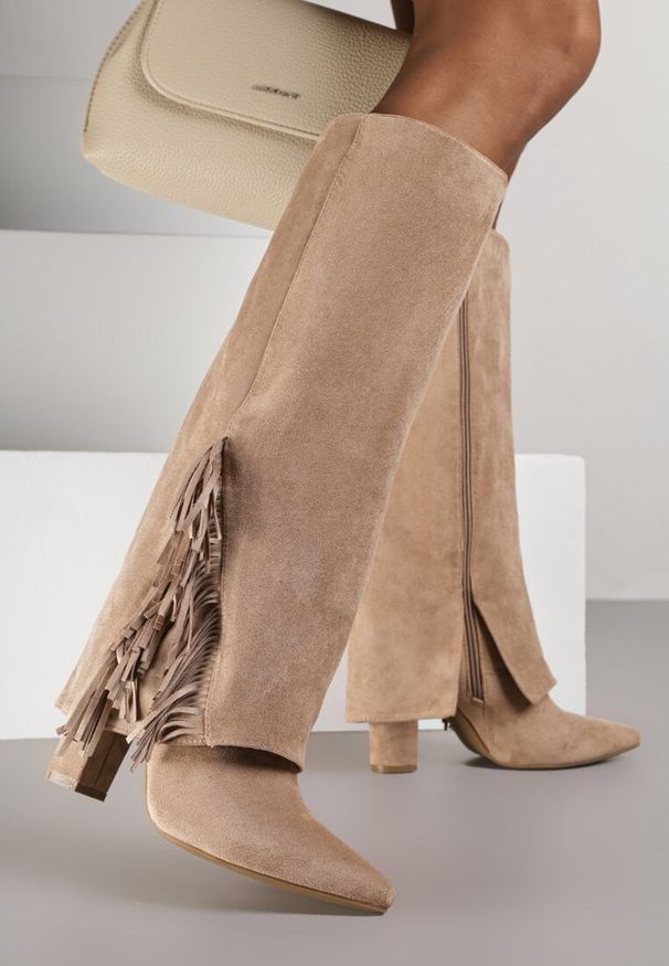 Renee - Ciemnobeżowe Kozaki na Słupkowym Obcasie z Cholewką Imitującą Nogawkę z Frędzlami Linafela. Kolor: beżowy. Materiał: zamsz, koronka. Szerokość cholewki: normalna. Obcas: na obcasie. Styl: elegancki. Wysokość obcasa: średni