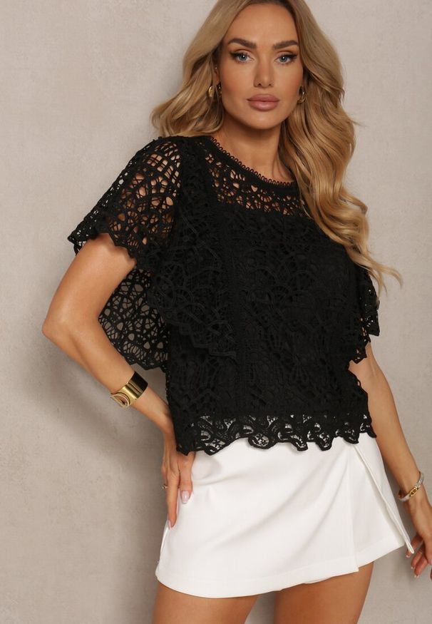 Renee - Czarna Koronkowa Bluzka w Stylu Boho Raspia. Kolor: czarny. Materiał: koronka. Długość: krótkie. Wzór: koronka. Sezon: lato. Styl: boho