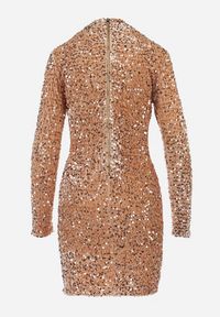 Born2be - Złota Dopasowana Sukienka Mini z Półgolfem Zdobiona Cekinami Jurottja. Kolor: złoty. Długość rękawa: długi rękaw. Wzór: aplikacja. Typ sukienki: proste. Długość: mini #3