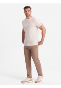 Ombre Clothing - Męskie spodnie dresowe z nogawką bez ściągacza - brązowe V2. Kolor: brązowy. Materiał: dresówka. Wzór: aplikacja. Styl: klasyczny, sportowy #4
