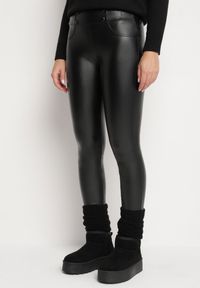 Born2be - Czarne Legginsy z Ekoskóry Ocieplane z Efektem Push-Up Labrisa. Okazja: na co dzień. Stan: podwyższony. Kolor: czarny. Materiał: materiał. Styl: elegancki, casual