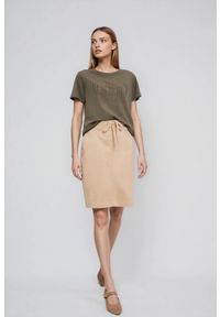 MOODO - Prosta spódnica beżowa. Kolor: beżowy. Materiał: poliester, elastan #1