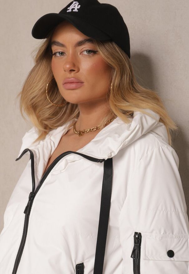 Renee - Biała Kurtka Wiatrówka z Kapturem o Pudełkowym Kroju Hirloti. Okazja: na co dzień, na spacer. Typ kołnierza: kaptur. Kolor: biały. Materiał: jeans. Styl: elegancki, casual