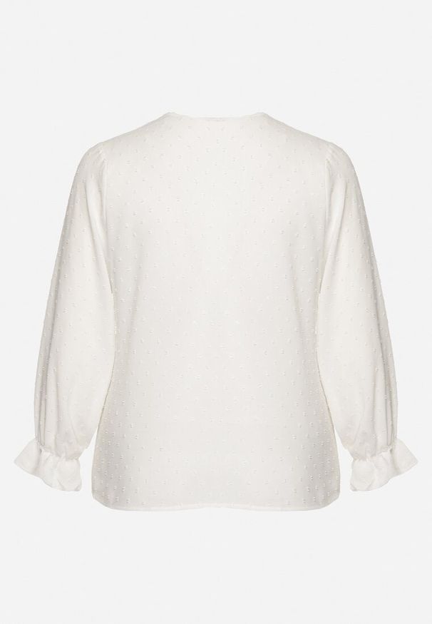 Born2be - Biała Bluzka w Stylu Retro z Falbankami i Kołnierzykiem z Wiązaniem Abelivia. Okazja: na co dzień. Typ kołnierza: kołnierz z falbankami. Kolekcja: plus size. Kolor: biały. Materiał: jeans. Długość rękawa: długi rękaw. Długość: długie. Styl: retro