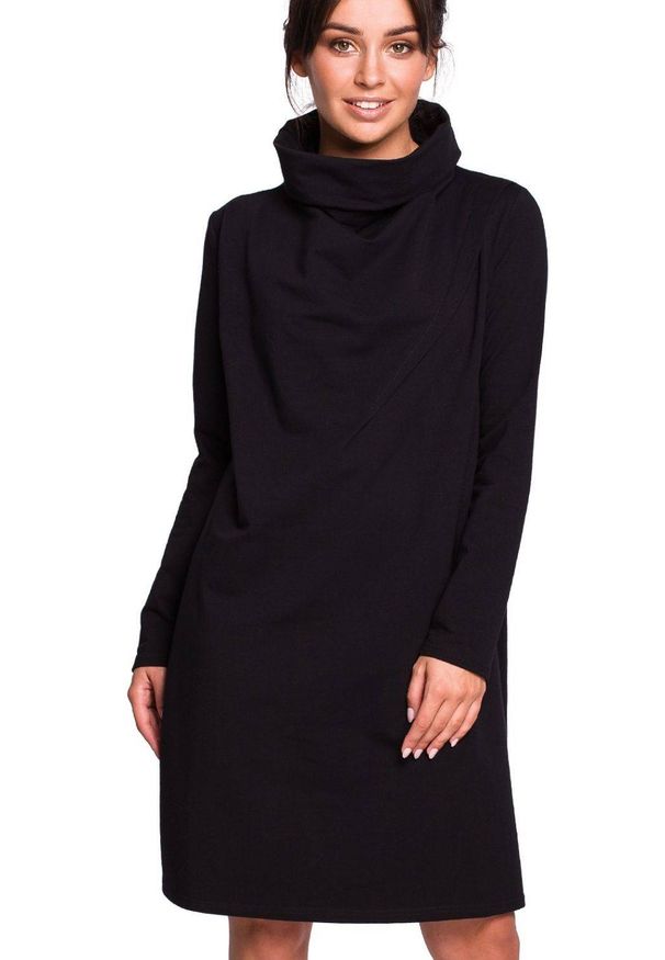 BE - Sukienka dresowa oversize trapezowa z wysokim kołnierzem czarna. Okazja: na co dzień. Kolor: czarny. Materiał: dresówka. Długość rękawa: długi rękaw. Typ sukienki: trapezowe, oversize. Styl: casual