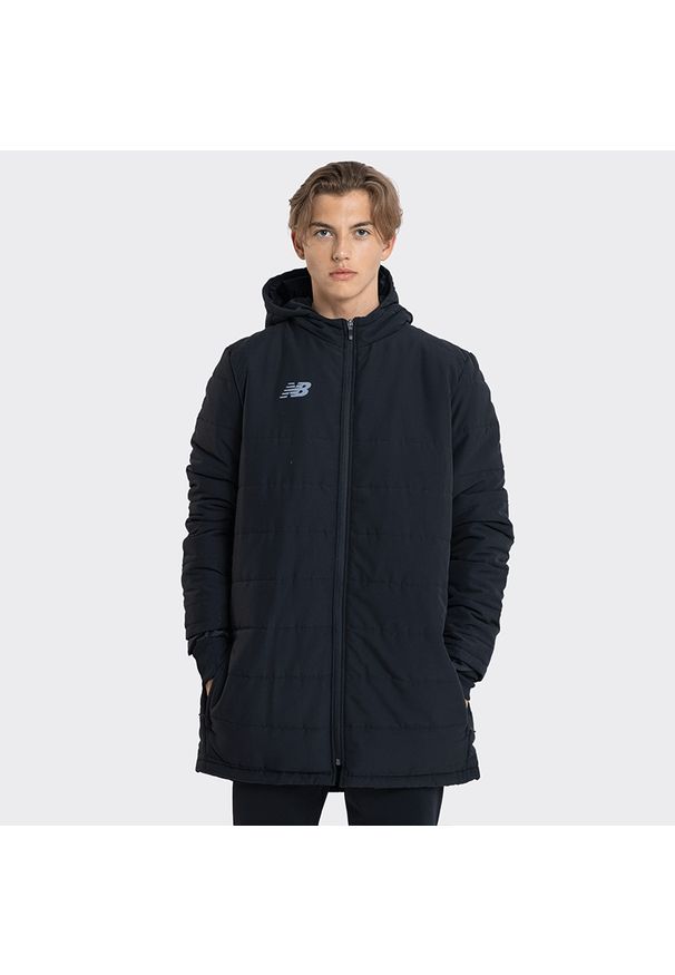 Kurtka męska New Balance EMJ9038BK – czarna. Typ kołnierza: kaptur. Kolor: czarny. Materiał: materiał, dresówka, poliester. Sezon: zima. Styl: sportowy