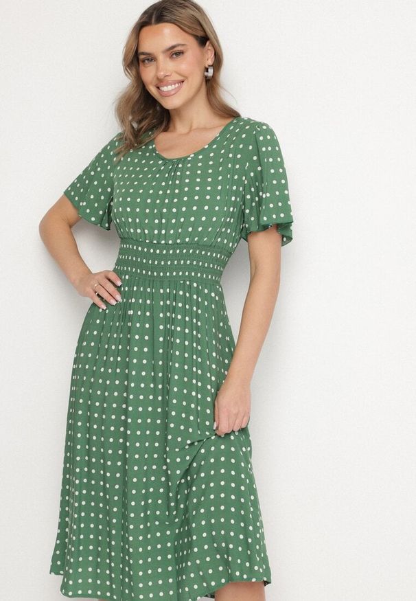 Born2be - Zielona Sukienka z Bawełny Rozkloszowana w Kropki Toliennea. Okazja: na co dzień. Kolor: zielony. Materiał: bawełna. Wzór: kropki. Styl: elegancki, casual