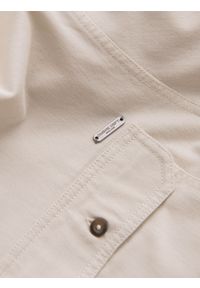 Ombre Clothing - Męska bawełniana koszula REGULAR FIT z kieszeniami zapinanymi na guziki - kremowa V1 OM-SHCS-0146 - XXL. Kolor: kremowy. Materiał: bawełna. Długość rękawa: długi rękaw. Długość: długie. Wzór: aplikacja #3