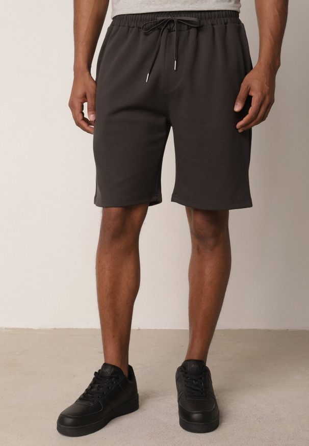 Born2be - Ciemnoszare Szorty Dresowe z Bawełną i Sznurkami Leofiel. Okazja: na co dzień, na spacer. Kolor: szary. Materiał: bawełna, dresówka. Wzór: napisy. Styl: casual, klasyczny