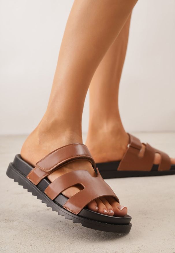 Renee - Brązowe Klapki na Platformie z Geometrycznymi Paskami Neorith. Okazja: na co dzień. Kolor: brązowy. Materiał: jeans. Wzór: geometria. Obcas: na platformie. Styl: casual