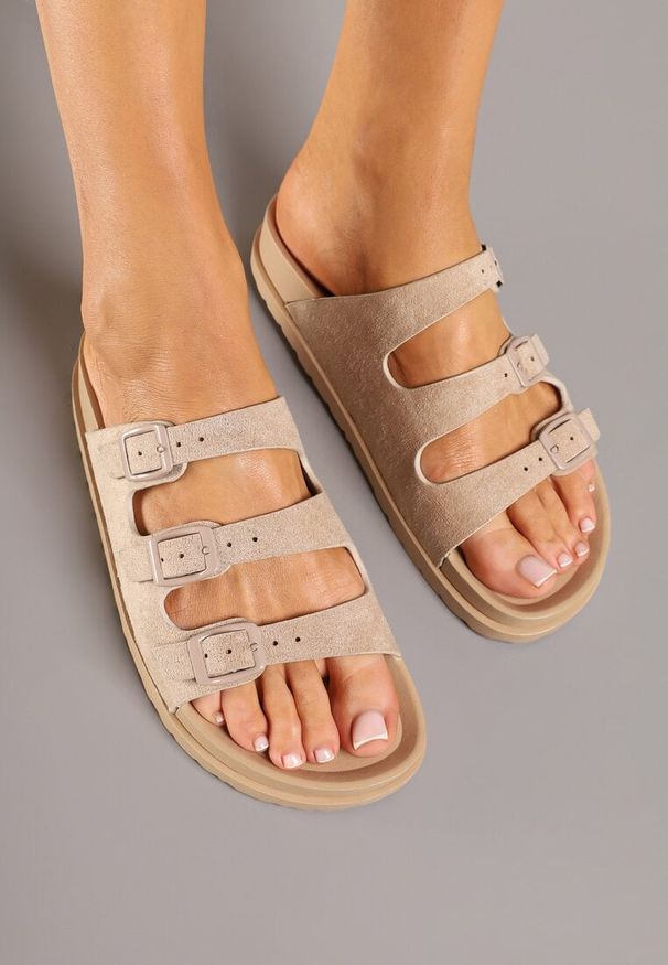 Born2be - Ciemnobeżowe Klapki z Imitacji Zamszu z Trzema Regulowanymi Paskami Nuridessa. Okazja: na co dzień. Nosek buta: otwarty. Kolor: beżowy. Materiał: zamsz. Obcas: na płaskiej podeszwie. Styl: casual, elegancki, klasyczny