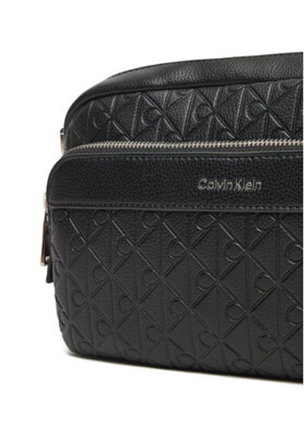Calvin Klein Saszetka Emblem Emboss Camera Bag LV04D3203G Czarny. Kolor: czarny. Materiał: skóra