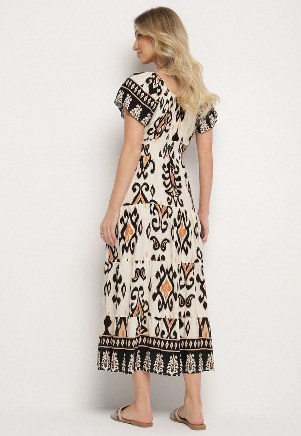 Born2be - Jasnobeżowa Wiskozowa Sukienka z Geometrycznym Wzorem Cleanna. Okazja: na spacer, na co dzień. Kolor: beżowy. Materiał: wiskoza. Wzór: geometria. Typ sukienki: proste. Styl: elegancki, casual