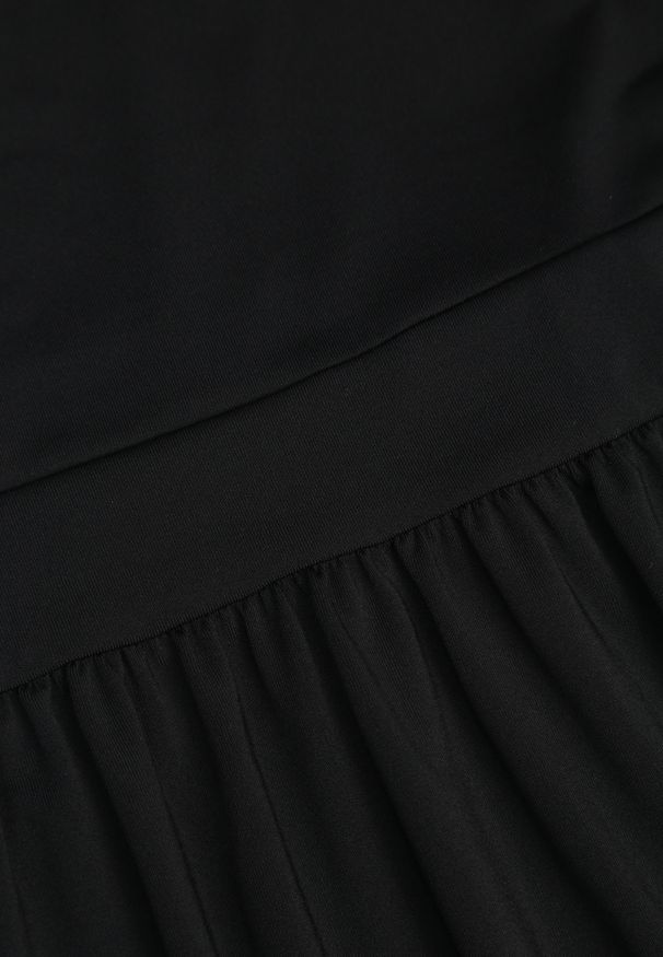 Renee - Czarna Letnia Sukienka z Wiskozą o Rozkloszowanym Kroju z Wiązanym Paskiem Somela. Kolor: czarny. Materiał: wiskoza. Sezon: lato. Typ sukienki: rozkloszowane
