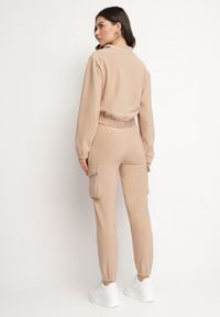 Born2be - Ciemnobeżowy Komplet Dresowy z Bluzą o Krótkim Fasonie i Spodniami Typu Jogger z Kieszeniami Riavirae. Kolor: beżowy. Materiał: dresówka #7