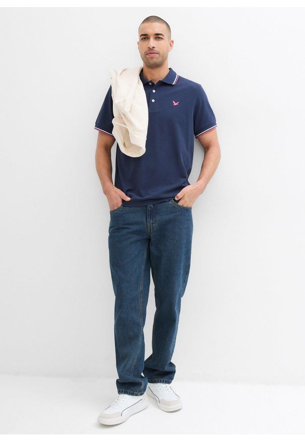 bonprix - Shirt polo pique, z czystej bawełny. Typ kołnierza: polo. Kolor: niebieski. Materiał: bawełna. Długość rękawa: krótki rękaw. Długość: krótkie. Wzór: nadruk. Styl: sportowy