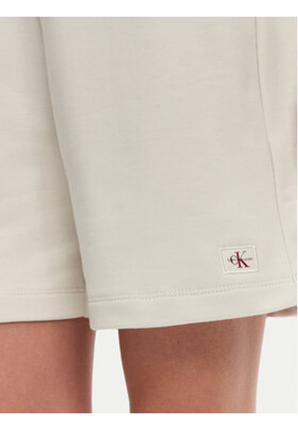 Calvin Klein Jeans Szorty sportowe J20J225221 Beżowy Relaxed Fit. Kolor: beżowy. Materiał: bawełna