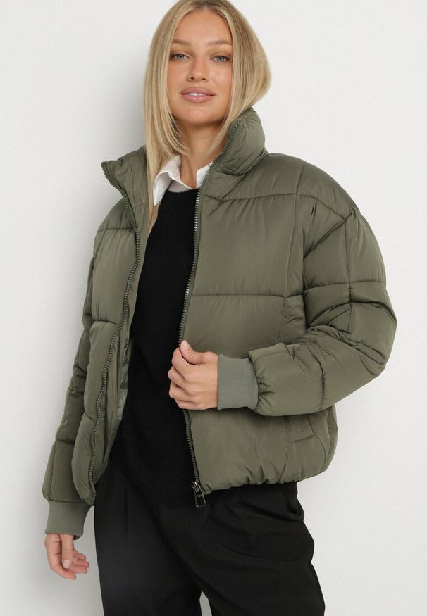 Born2be - Ciemnozielona Pikowana Kurtka Puffer o Prostym Kroju ze Ściągaczami przy Rękawach Suzzana. Okazja: na spacer, na co dzień. Kolor: zielony. Materiał: poliester, jeans. Styl: casual, elegancki