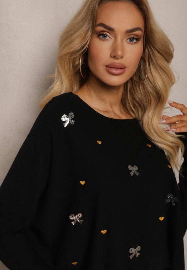 Renee - Czarny Dzianinowy Komplet z Wiskozą Sukienka o Dopasowanym Kroju i Sweter z Cyrkoniami Norathra. Kolor: czarny. Materiał: wiskoza, dzianina. Wzór: aplikacja