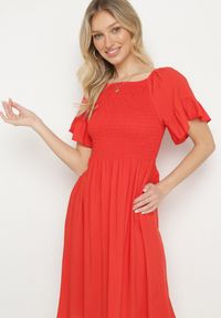 Born2be - Czerwona Rozkloszowana Sukienka Bawełniana z Bufiastymi Rękawami i Elastyczną Górą Veliova. Okazja: na co dzień. Kolor: czerwony. Materiał: bawełna. Styl: elegancki, casual #4