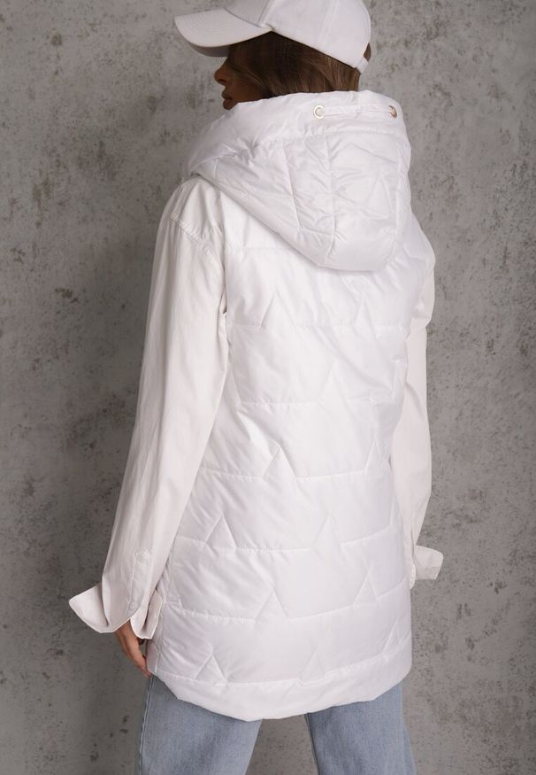 Renee - Biała Długa Kamizelka Pikowana z Nieodpinanym Kapturem Ozdobiona Naszywką Kasseda. Okazja: na co dzień. Kolor: biały. Materiał: poliester, jeans. Długość: długie. Wzór: aplikacja. Styl: casual