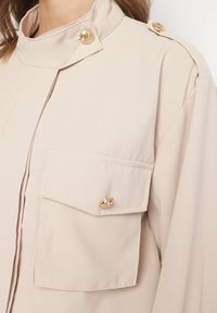 Born2be - Beżowa Kurtka ze Stójką i Ozdobnymi Guzikami Ściągana w Pasie Troczkiem Basalle. Okazja: na co dzień. Typ kołnierza: kołnierzyk stójkowy. Kolor: beżowy. Materiał: jeans. Styl: casual, elegancki #5