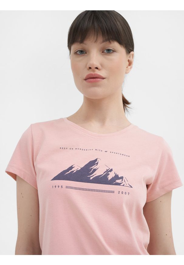 4f - T-shirt regular z bawełny organicznej damski. Kolor: różowy. Materiał: bawełna. Wzór: nadruk