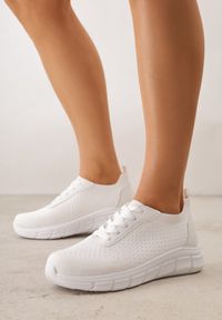 Renee - Białe Siateczkowe Buty Sportowe na Piankowej Podeszwie z Tłoczeniami Nisitia. Okazja: na co dzień. Kolor: biały. Szerokość cholewki: normalna #9