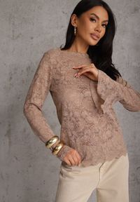 Renee - Brązowa Bluzka z Koronki Ozdobiona Rozkloszowanymi Rękawami i Falbanką na Dole Sanovia. Okazja: na co dzień. Kolor: brązowy. Materiał: koronka. Wzór: aplikacja, koronka. Styl: casual, elegancki #1