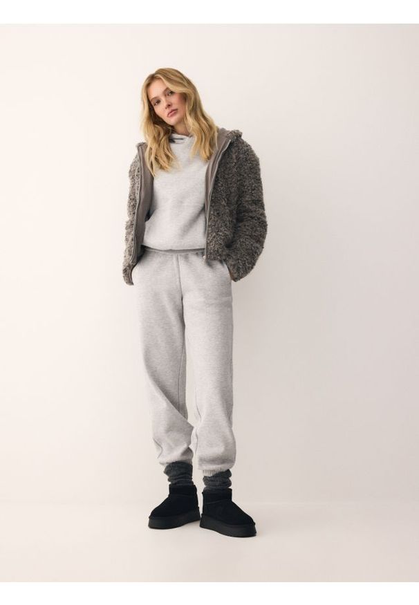 Reserved - Spodnie dresowe ze ściągaczami - jasnoszary. Kolor: szary. Materiał: dresówka