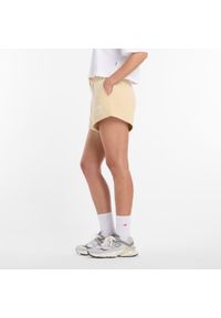Spodenki damskie New Balance WB61Y80AABC – żółte. Kolor: żółty. Materiał: dzianina, bawełna, poliester. Długość: krótkie. Wzór: napisy #4