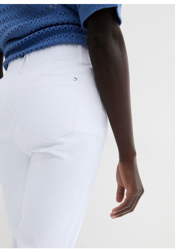 bonprix - Spodnie ze stretchem z gumką w talii. Kolor: biały. Styl: klasyczny