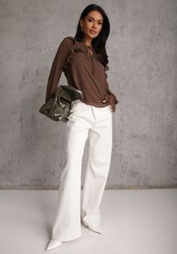 Renee - Brązowa Bluzka w Stylu Coquette z Falbankami i Wiązaniem przy Szyi Seathrina. Typ kołnierza: kołnierz z falbankami. Kolor: brązowy. Materiał: poliester, jeans #2