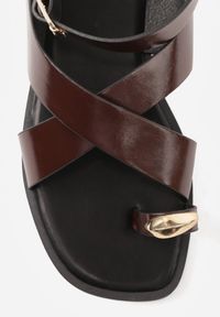 Renee - Ciemnobrązowe Sandały w Stylu Japonek Ozdobione Metaliczną Aplikacją Carover. Okazja: na co dzień. Zapięcie: pasek. Kolor: brązowy. Wzór: aplikacja. Styl: casual, elegancki #4