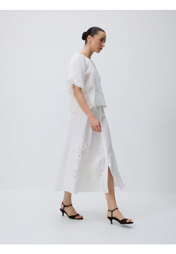 Reserved - Spódnica midi z haftem - biały. Kolor: biały. Materiał: bawełna, tkanina. Wzór: haft