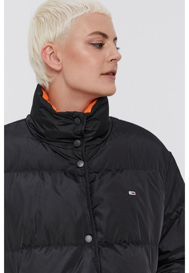 Tommy Jeans Kurtka puchowa damska kolor czarny zimowa. Okazja: na co dzień. Kolor: czarny. Materiał: puch. Sezon: zima. Styl: casual