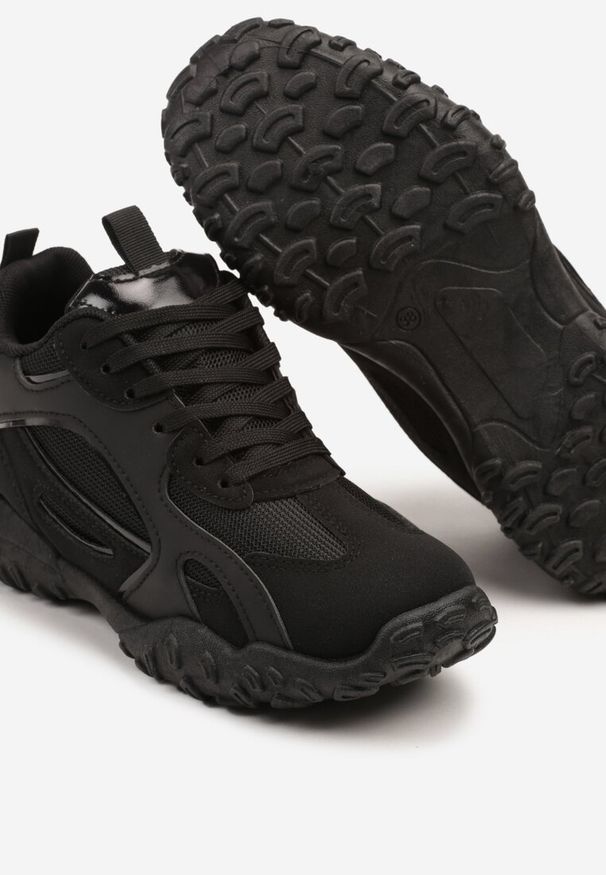 Born2be - Czarne Sneakersy z Ozdobnym Tłoczeniem Pilliana. Okazja: na co dzień. Nosek buta: okrągły. Kolor: czarny. Materiał: jeans. Wzór: aplikacja. Obcas: na platformie
