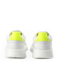 PREMIUM BASICS - Sneakersy z żółtą piętą Fluo. Kolor: biały. Szerokość cholewki: normalna. Wzór: aplikacja