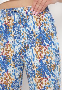 Born2be - Niebieskie Szerokie Spodnie z Wiskozy w Abstrakcyjny Print z Gumką w Pasie Sumiesa. Kolor: niebieski. Materiał: wiskoza. Wzór: nadruk #2