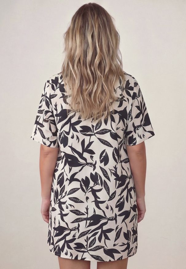 Born2be - Czarna Pudełkowa Sukienka z Wiskozy w Roślinny Wzór z Guzikami przy Dekolcie Acosia. Okazja: na co dzień. Kolekcja: plus size. Kolor: czarny. Materiał: wiskoza. Typ sukienki: proste, dla puszystych. Styl: elegancki, klasyczny, casual