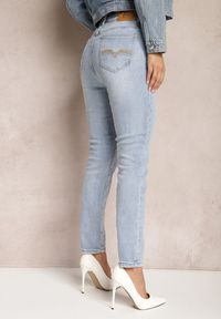 Renee - Jasnoniebieskie Jeansy Skinny z Subtelnymi Przetarciami i Przeszyciami na Kieszeniach Lenari. Kolor: niebieski #5