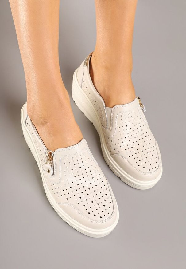 Born2be - Beżowe Półbuty Skórzane na Koturnie z Ozdobnym Suwakiem i Perforacją Odelessa. Okazja: na co dzień. Zapięcie: zamek. Kolor: beżowy. Materiał: skóra. Obcas: na koturnie. Styl: casual