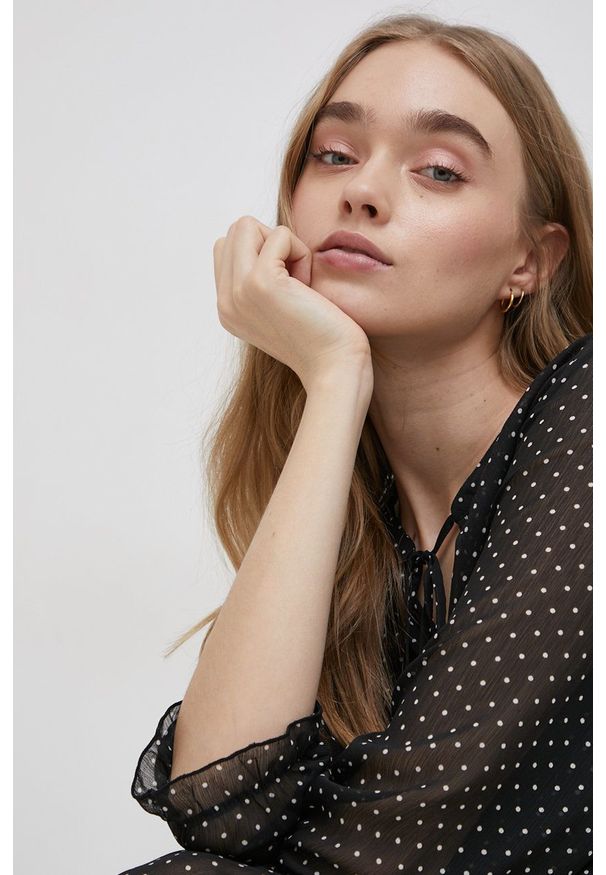 Vero Moda Sukienka kolor czarny mini prosta. Okazja: na co dzień. Kolor: czarny. Materiał: poliester, tkanina. Typ sukienki: proste. Styl: casual. Długość: mini