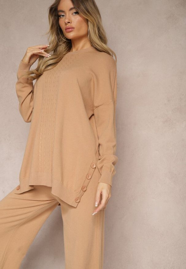 Renee - Beżowy Komplet z Wiskozą i Modalem Spodnie z Gumką w Talii Sweter Ozdobiony Rozcięciami Mevantha. Kolor: beżowy. Materiał: wiskoza. Wzór: aplikacja