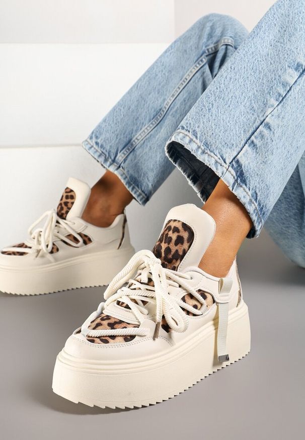 Renee - Beżowe Panterkowe Sneakersy na Platformie Ozdobione Sznurowaniem Vilvia. Okazja: na co dzień. Kolor: beżowy. Materiał: jeans. Wzór: aplikacja. Obcas: na platformie