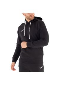 Bluza Nike M NK FLC Park20 PO Hoodie CW6894-010 - czarna. Typ kołnierza: kaptur. Kolor: czarny. Materiał: poliester, materiał, bawełna. Wzór: aplikacja. Styl: klasyczny #1