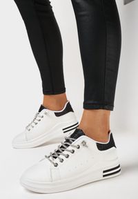 Born2be - Biało-Czarne Sneakersy z Biżuteryjnym Wiązaniem i Brokatowymi Wstawkami Eleria. Kolor: biały. Wzór: aplikacja