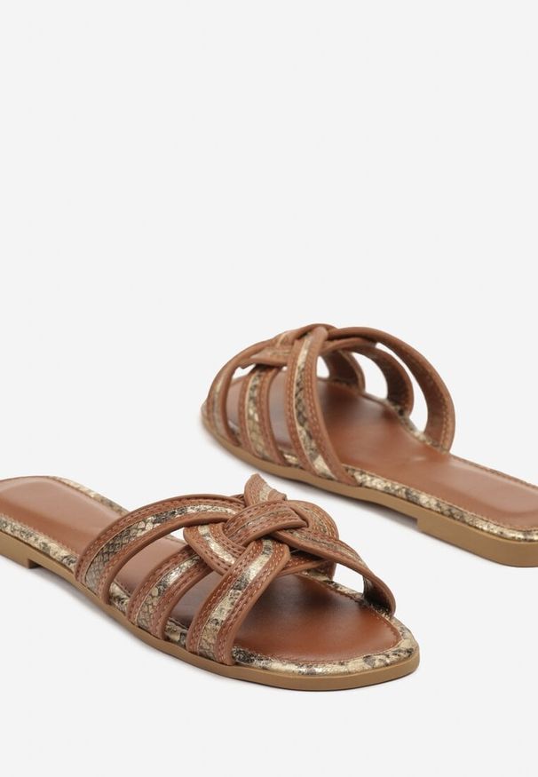 Born2be - Brązowe Wężowe Klapki z Ozdobnymi Paskami Teladorea. Okazja: na co dzień. Kolor: brązowy. Sezon: wiosna, lato. Styl: casual