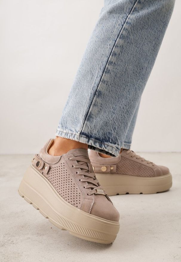 Renee - Ciemnobeżowe Perforowane Sneakersy ze Skóry Naturalnej na Platformie i Koturnie Risyla. Kolor: beżowy. Materiał: skóra. Obcas: na koturnie
